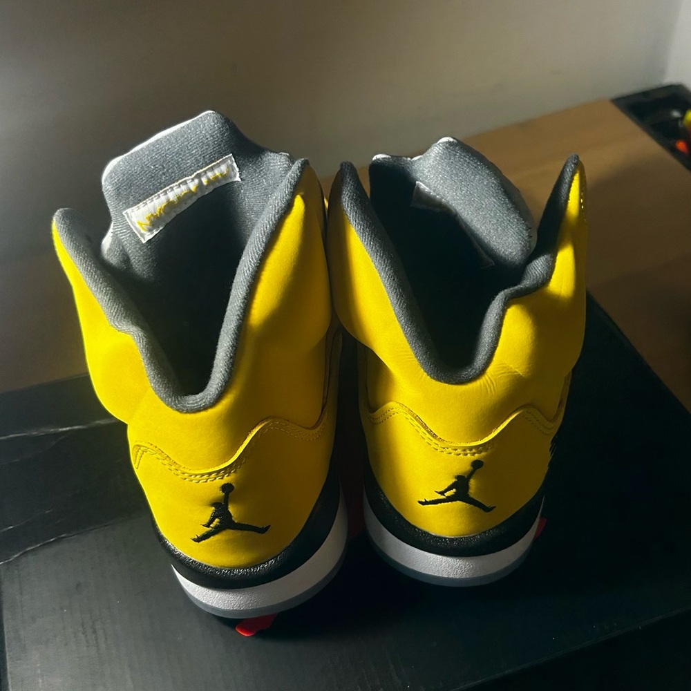 Jordan Sneakers Yellow and Black - Picture 3 of 4